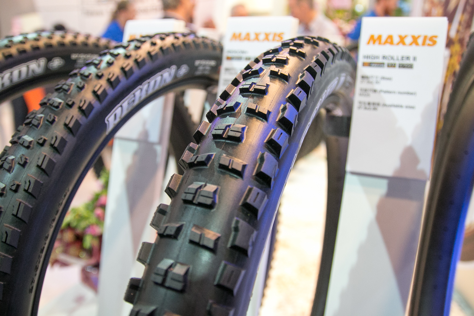 tpe16 maxxis digs in with high roller ii minion plus sizes 27 5 x tires plus size