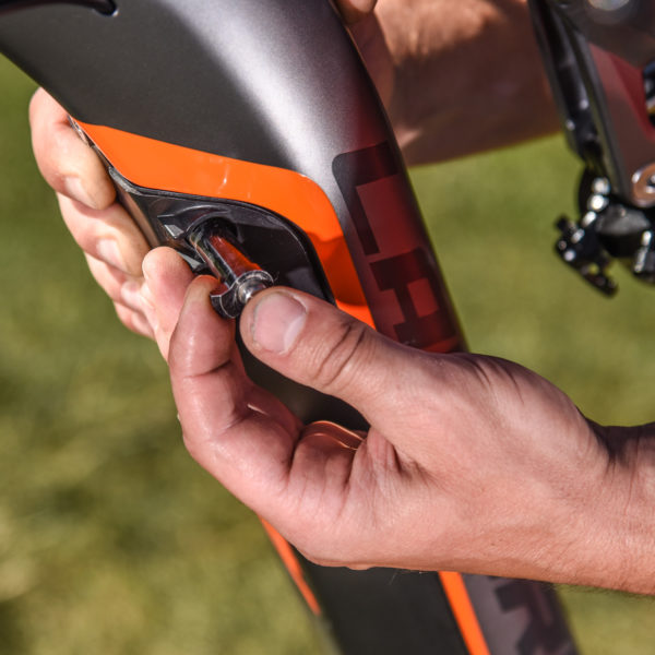 Lapierre Overvolt AM i Bosch eMTB aluminum all-mountain ebike mountain bikes AM700i downtube battery latch