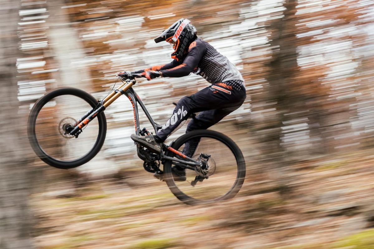 Commencal Supreme DH sends it big with new 29er downhill mountain bike - Bikerumor1200 x 800